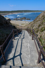 岬から下る階段の向こうに君ヶ浜