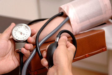血圧を計る医師