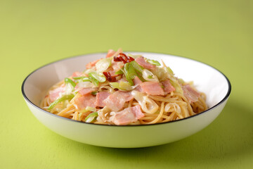 ベーコンと長ネギのオイルパスタ