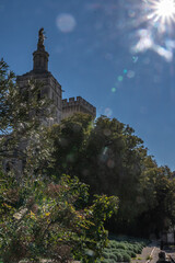 Monument d'Avignon dans le soleil