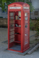 Cabine téléphonique anglaise transformée en bibliothèque