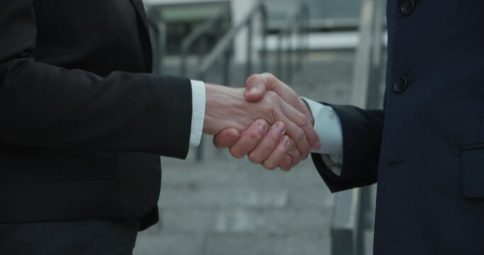 Close-up of business handshake, beginning of effective cooperation, teamwork