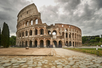 Naklejka premium Colosseum, Rome on the dramatic sky