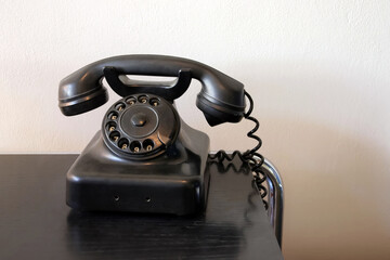 altes schwarzes bakelit telefon mit wählscheibe