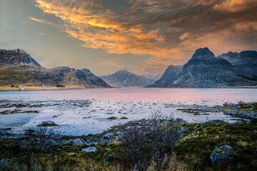 Fototapeta na wymiar Zdjęcie wyspy Austvagsoya należącej do archipelagu Lofoty w Norwegii, Skandynawia 