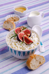 Cottage cheese with fig slices