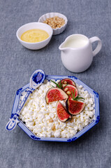 Cottage cheese with fig slices