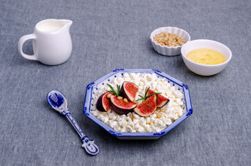 Cottage cheese with fig slices