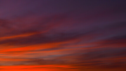 Magnifiques teintes nacrées sur des Cirrus, alors que le soleil se couche