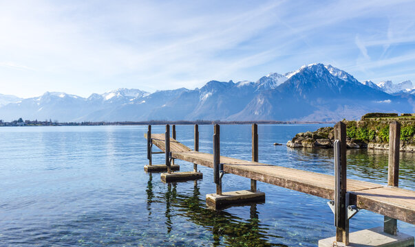 Vue depuis un ponton au ch&acirc;teau de Chillon, et le lac l&eacute;man, ses montagnes, Veytaux, Suisse
