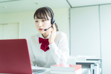 オンライン授業を受講する女子高生