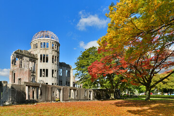 広島平和記念公園の原爆ドームと紅葉