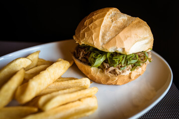 Hamburguer e batata frita