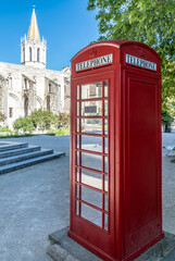 Fototapeta premium cabine téléphonique anglaise transformée en bibliothèque à Avignon