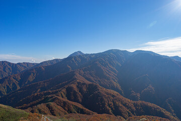 Fototapeta premium 百名山に挑戦‼ 秋の紅葉登山 (日本 - 新潟 - 雨飾山)