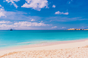 Fototapeta na wymiar Sint Maarten, Caraibi - 23 Gennaio 2020: azzurro mare nella spiaggia dei Caraibi isola di Sint Maarten in inverno