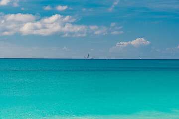 Sint Maarten, Caraibi - 23 Gennaio 2020: azzurro mare nella spiaggia dei Caraibi isola di Sint Maarten in inverno