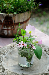 庭のテーブル上のブーケ