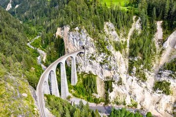 Papier Peint photo Viaduc de Landwasser Vue aérienne du viaduc de Landwasser dans les Alpes suisses