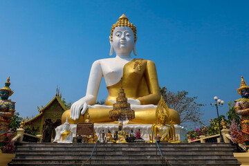 Fototapeta premium Enormous Buddha statue in Wat Phra Tat Doi Kham temple in Chiang Mai, Thailand, Asia