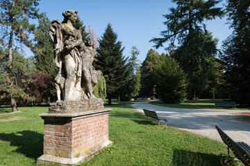 Statua di pietra nel parco d'estate