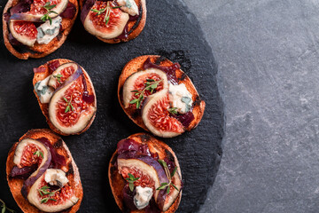 toast with caramelized onions, goat cheese, cream cheese, thyme, honey and figs. Figs with nut. blue cheese and honey. Delicious appetizer, ideal as an aperitif
