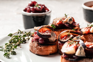 toast with caramelized onions, goat cheese, cream cheese, thyme, honey and figs. Figs with nut....