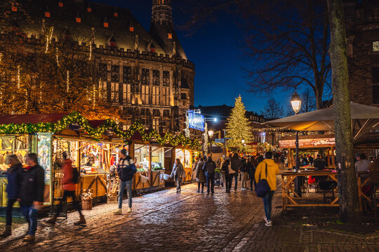 Aachener Weihnachtsmarkt mit Rathaus im Hintergrund