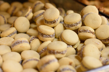 Pequeños alfajores de almidón de maíz o maicenitas con dulce de leche y coco rayado 