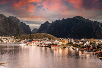 Reine, wioska rybacka na Lofotach w Norwegii, przykładowe zdjęcia	
 - obrazy, fototapety, plakaty