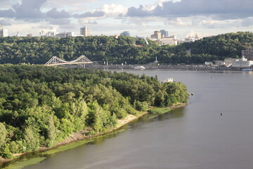 Fototapeta na wymiar view of the river and the bridge