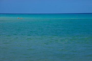 エメラルドグリーンの海の水平線