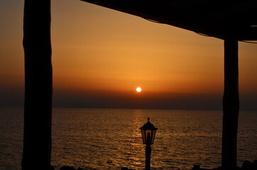 Dalla capanna sul tramonto rosso dell'oceano