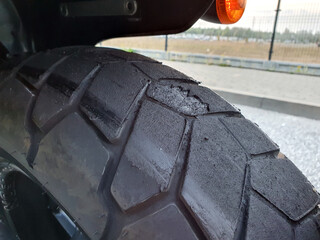 Zniszczona opona motocykla, palenie gumy. Klasyczny motocykl © Artur Sobczyk