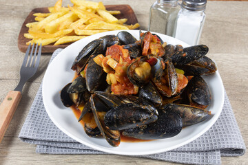 assiette de moules cuisiné aux poivrons et chorizo