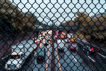 Maschendrahtzaun verdeckt Feierabendverkehr in Williamsburg 