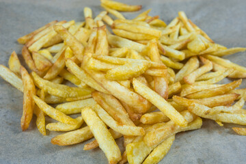 tas de frites fraîches dans un plat