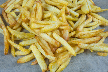 tas de frites fraîches dans un plat