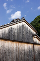 民家の劣化した板壁