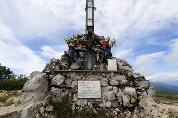 Croce in cima al monte Bollettone in Lombardia, viaggi e paesaggi in Italia