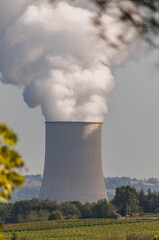 Cheminées de centrale électrique dans la plaine.