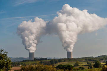 Cheminées de centrale électrique dans la plaine.