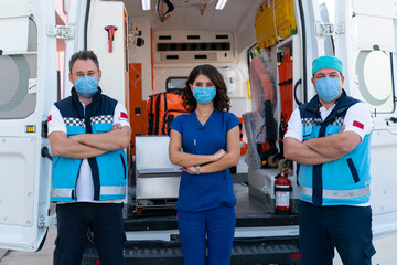 Paramedics working in an ambulance during the COVID-19 pandemics and wearing a face mask © bulentbaris