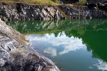 See der sich durch Basaltabbau in Klings in der Rhoen gebildet hat. Rhön, Thüringen Deutschland, Europa  --  
Lake formed by basalt mining in Klings in the Rhoen. Rhoen, Thuringia Germany, Europe