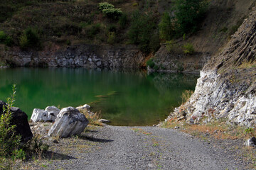 See der sich durch Basaltabbau in Klings in der Rhoen gebildet hat. Rhön, Thüringen Deutschland, Europa  --  
Lake formed by basalt mining in Klings in the Rhoen. Rhoen, Thuringia Germany, Europe