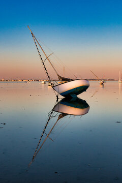 Voilier &eacute;chou&eacute; &agrave; mar&eacute;e basse - La Baule