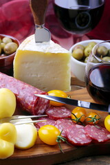 Salame , formaggio e vino rosso con olive
