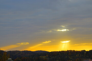 Sonnenuntergang bei einem herbstlichen Himmel