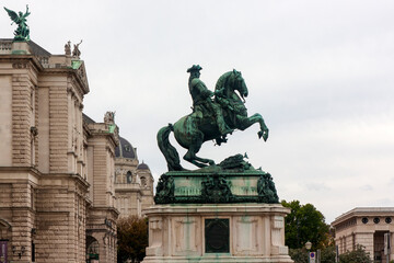 Fototapeta premium Escultura o estatua de hombre a caballo delante de la biblioteca de Austria, Viena