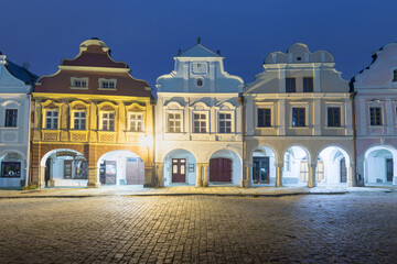 Obraz premium Traditional houses on the main square of Telc, South Moravia, Czech Republic. UNESCO heritage site. Town square in Telc with renaissance and baroque colorful houses. Early evening or night scene.